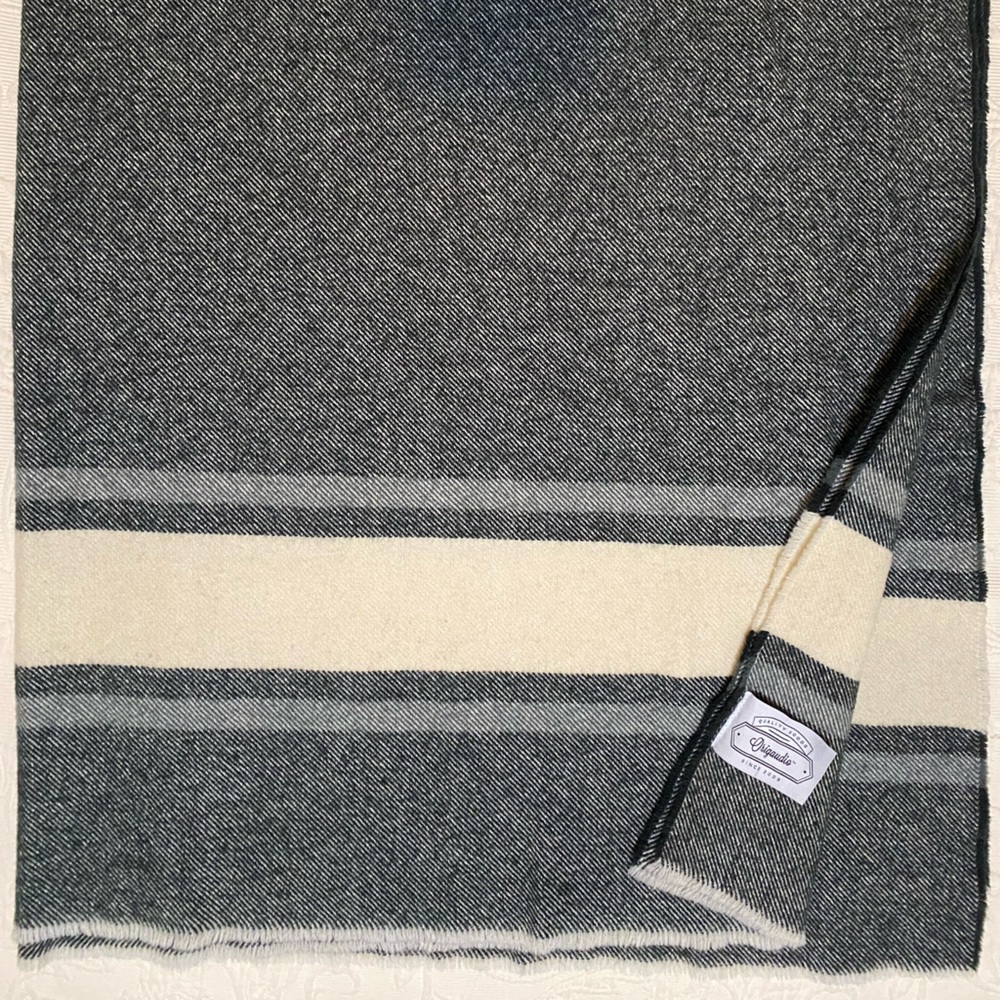 Origaudio Elliston Wool blend blanket with clip on carrier